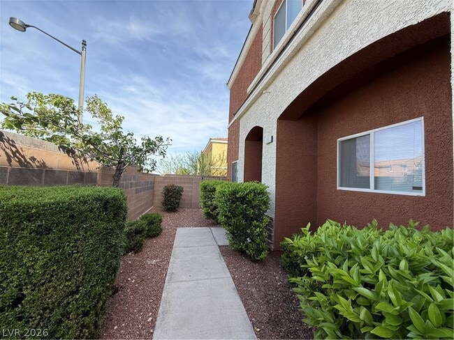 9303 Gilcrease Ave in Las Vegas, NV - Foto de edificio - Building Photo