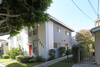 2231 Virginia Ave in Santa Monica, CA - Building Photo - Building Photo