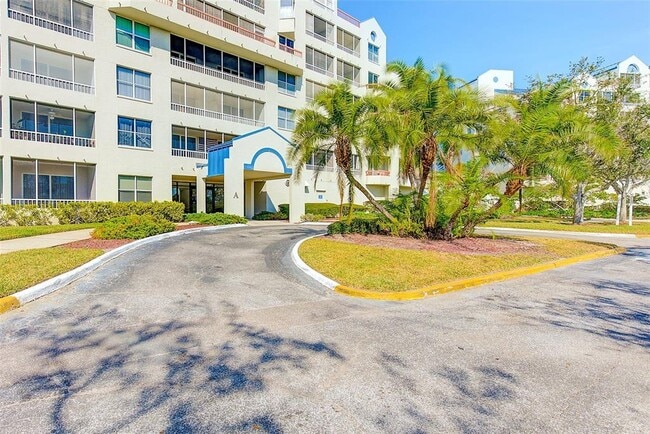 2333 Feather Sound Dr in Clearwater, FL - Building Photo - Building Photo