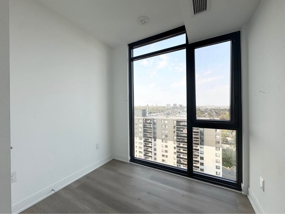 86 Dundas St E in Mississauga, ON - Building Photo