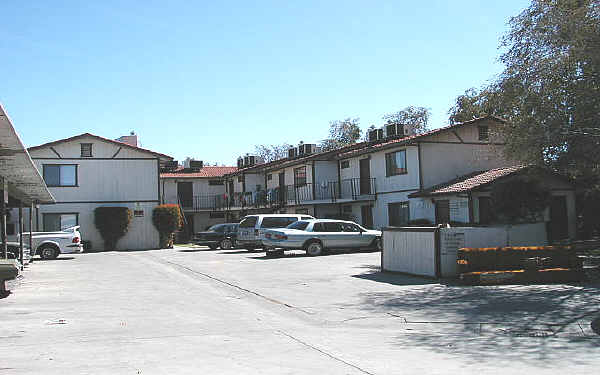 1800 W North Bear Creek Dr in Merced, CA - Foto de edificio - Building Photo