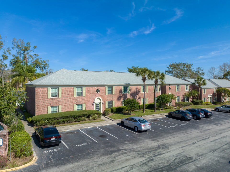 Lake Howell Arms in Casselberry, FL - Building Photo