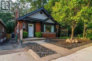 827 Kingston Rd in Toronto, ON - Building Photo