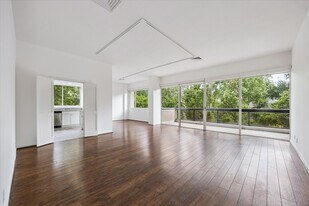 49 Briar Hollow Ln in Houston, TX - Building Photo