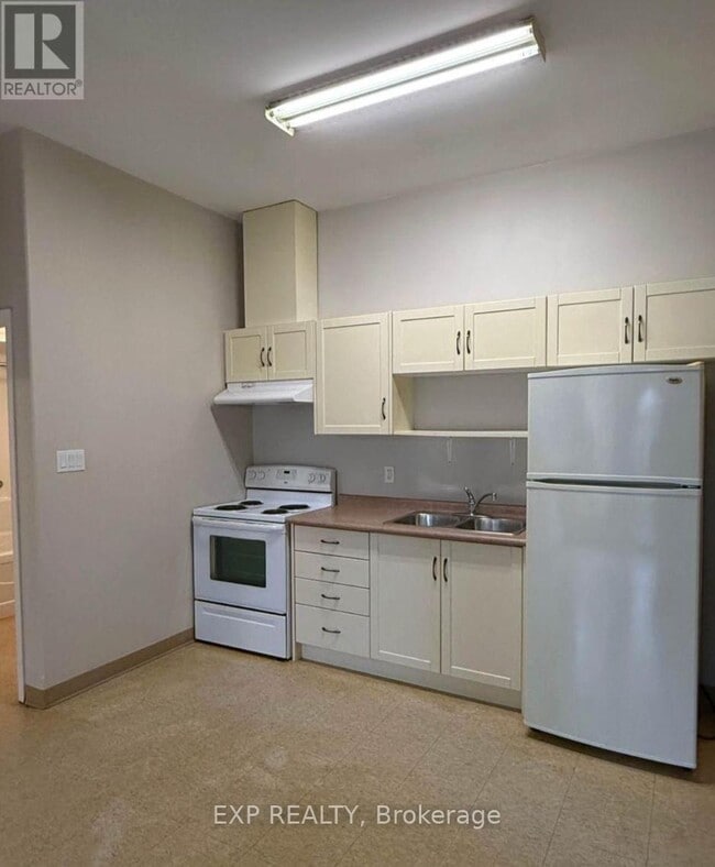 25 Winniett St in Woodstock, ON - Building Photo - Building Photo