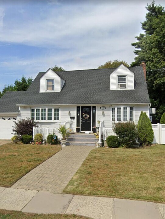 1447 N Jerusalem Rd in East Meadow, NY - Building Photo