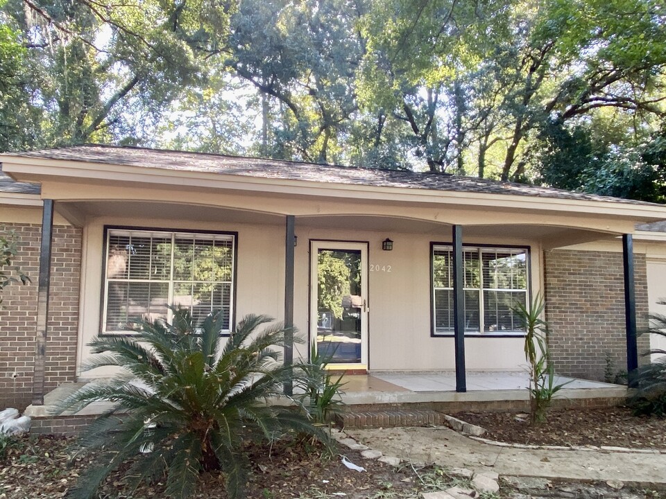 2042 Doomar Dr in Tallahassee, FL - Building Photo