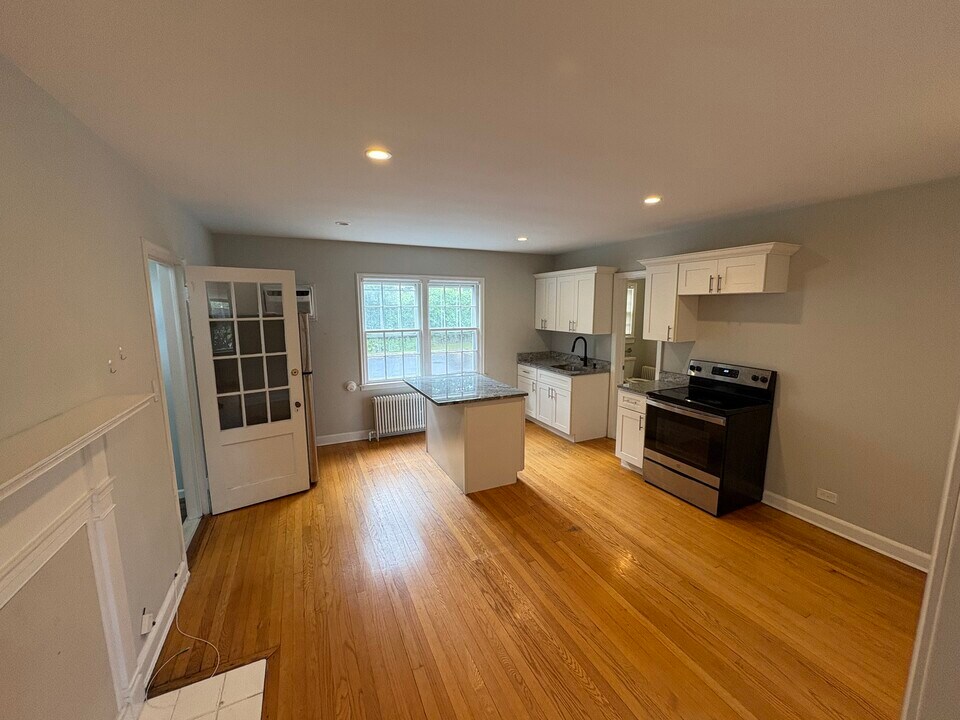 70 Lawrence Ave, Unit 1 in Smithtown, NY - Building Photo
