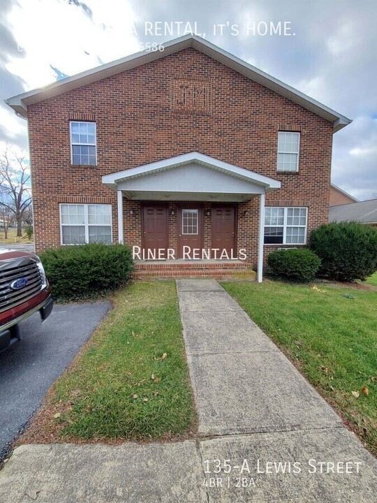 135 Lewis St in Harrisonburg, VA - Building Photo