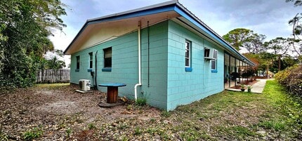 1516 Roger Dr in Titusville, FL - Foto de edificio - Building Photo