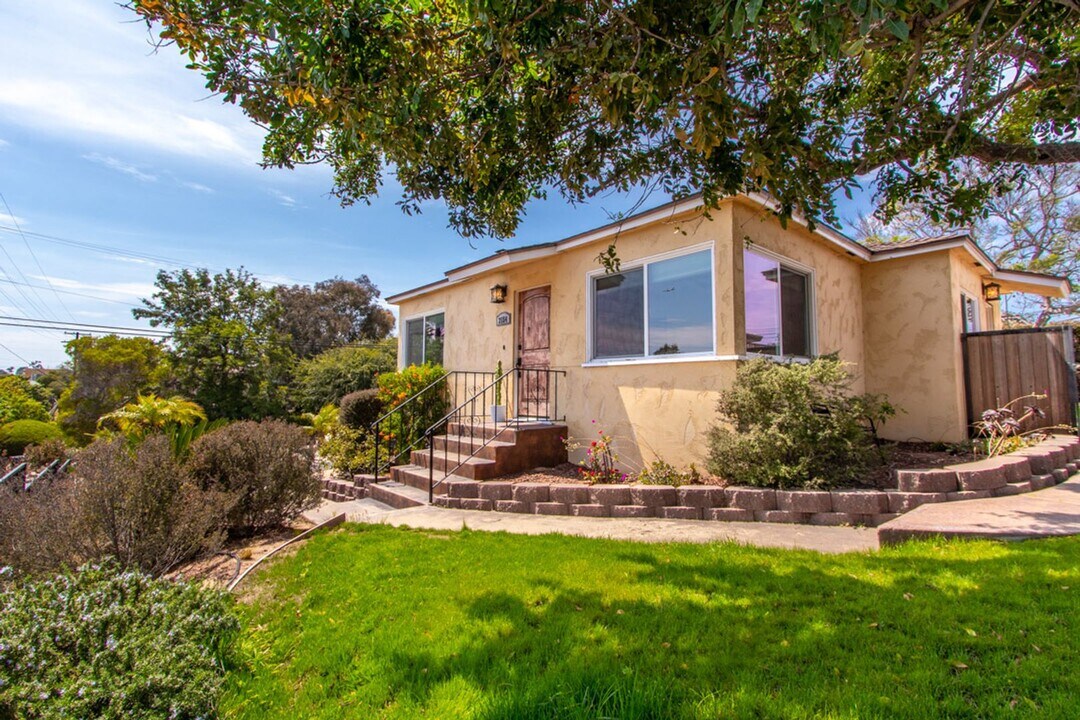 2215 Pentuckett Ave in San Diego, CA - Building Photo