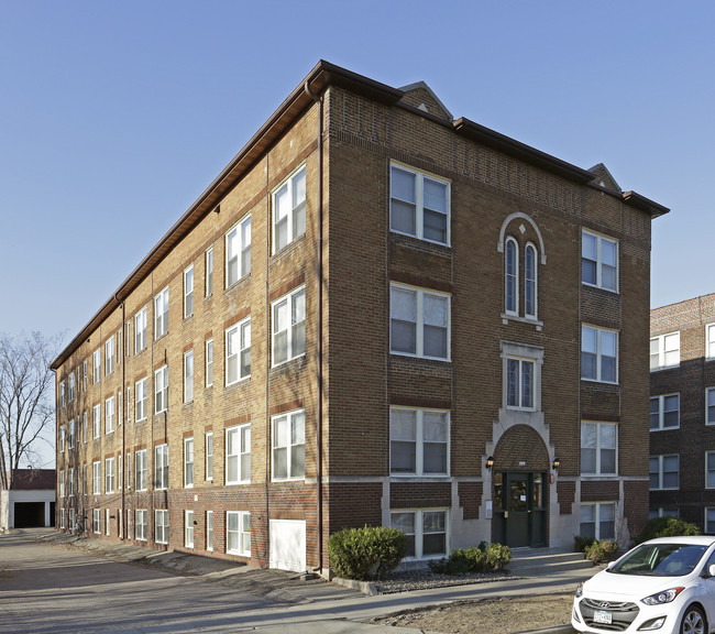 2276 Highland Pky in St. Paul, MN - Foto de edificio - Building Photo