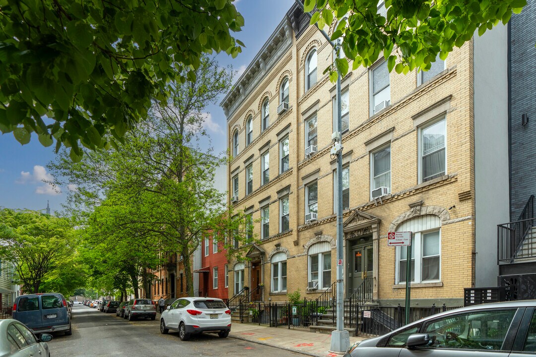 43 Diamond St in Brooklyn, NY - Foto de edificio