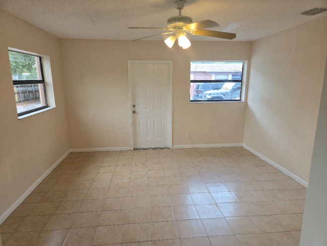 2004 NW 27th St