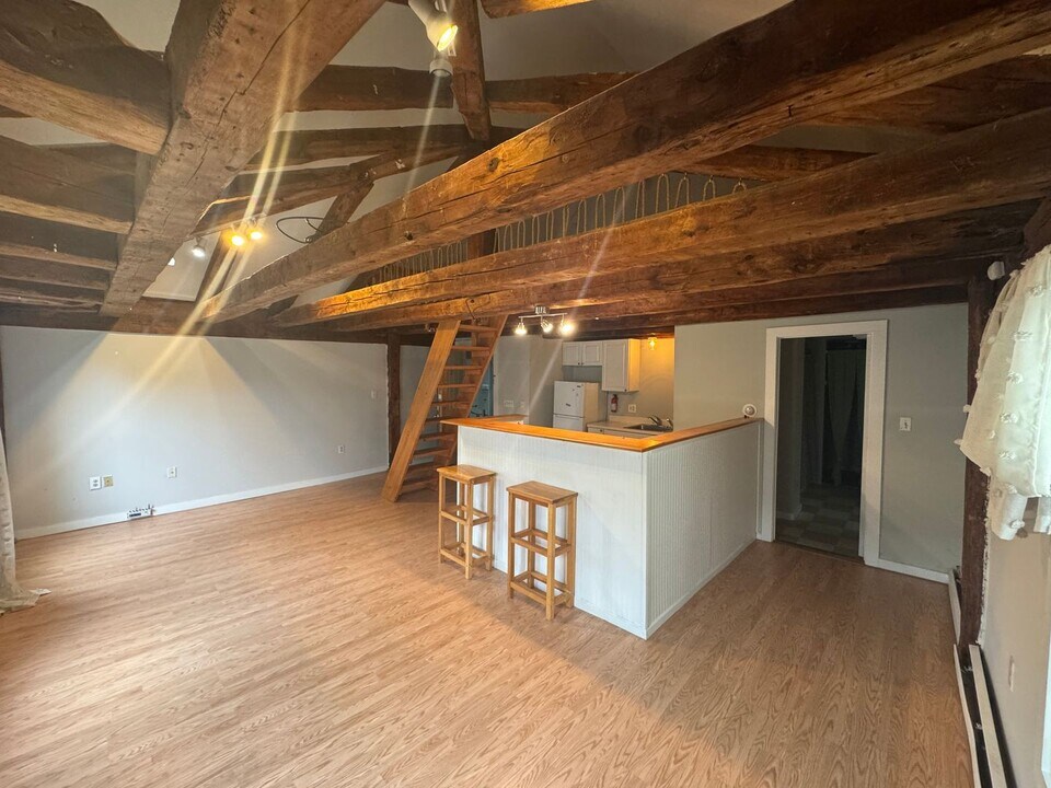 10 Portland St in South Berwick, ME - Building Photo