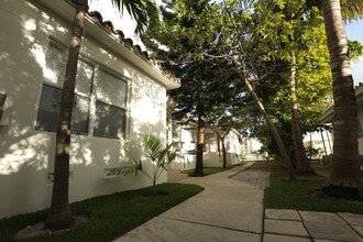 7905 Crespi Blvd in Miami Beach, FL - Building Photo - Building Photo