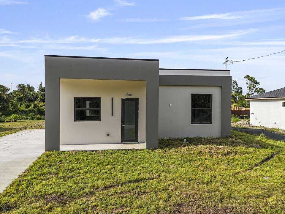 3302 56th St W in Lehigh Acres, FL - Building Photo