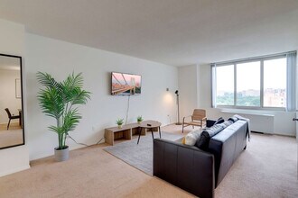 1600 S Eads St in Arlington, VA - Building Photo - Building Photo