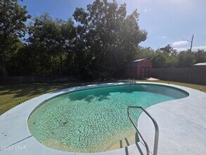 1303 Sutherland Ct in Lynn Haven, FL - Foto de edificio - Building Photo