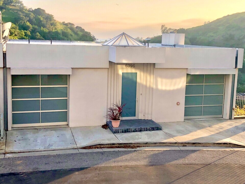 6396 Weidlake Dr in Los Angeles, CA - Building Photo