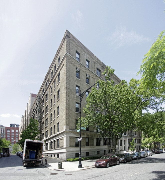 St Valier in New York, NY - Building Photo