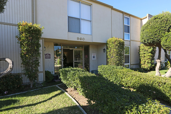 Park Estes Apartments in El Cajon, CA - Foto de edificio - Building Photo