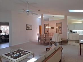 806 8th Ave in New Smyrna Beach, FL - Foto de edificio - Building Photo