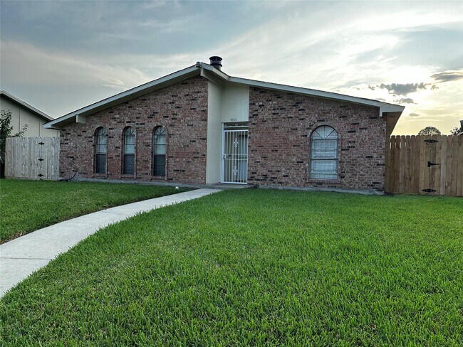 5915 Trailview Dr in Houston, TX - Building Photo - Building Photo