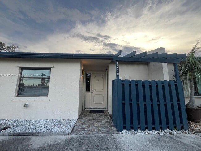 1710 NW 92nd Ave in Pembroke Pines, FL - Building Photo - Building Photo