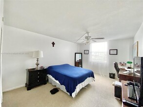 430 Golden Isles Dr in Hallandale Beach, FL - Building Photo - Building Photo