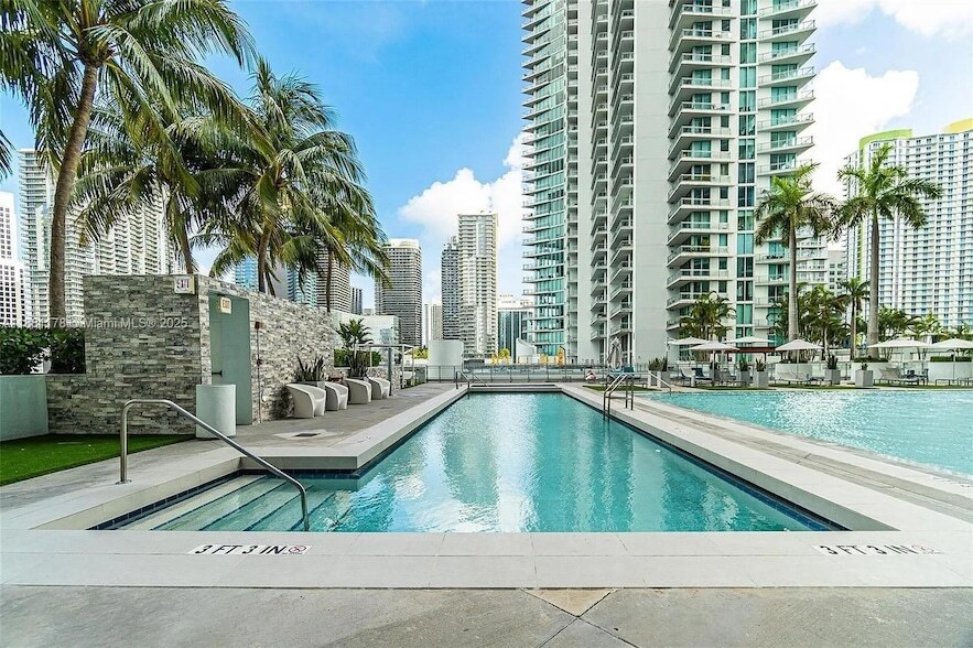 90 SW 3rd St, Unit 1807 in Miami, FL - Building Photo