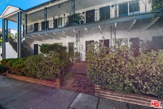 186 N Clark Dr in Beverly Hills, CA - Foto de edificio - Building Photo