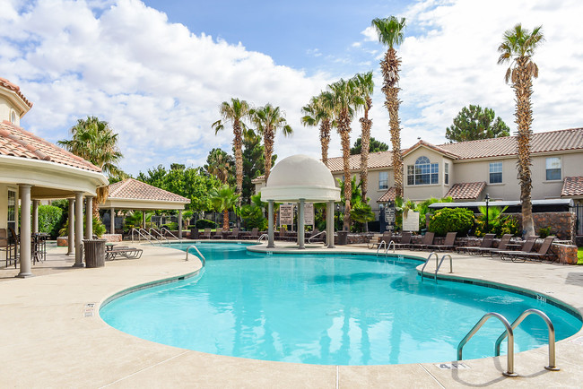 Lifestyle at Los Paseos (Ventanas) in El Paso, TX - Foto de edificio - Building Photo