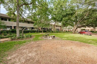 642 S Ripple Creek Dr in Houston, TX - Building Photo - Building Photo