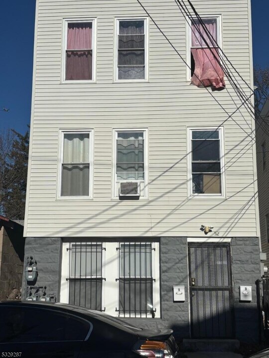 52 Montrose Terrace in Irvington, NJ - Building Photo