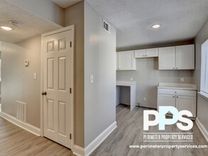 390 W Lake Ave in Atlanta, GA - Building Photo - Building Photo