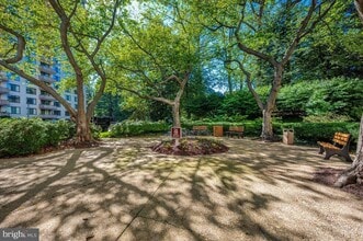 5225 Pooks Hill Rd in Bethesda, MD - Foto de edificio - Building Photo