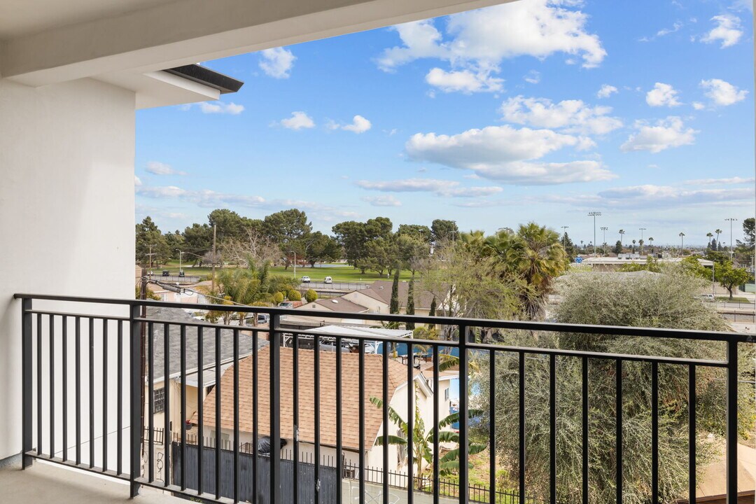 12714 S Figueroa St in Los Angeles, CA - Building Photo