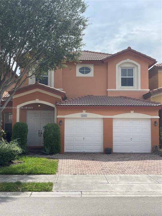 8649 NW 114th Ave in Doral, FL - Foto de edificio