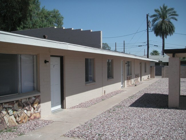 English Manor in Phoenix, AZ - Foto de edificio - Building Photo