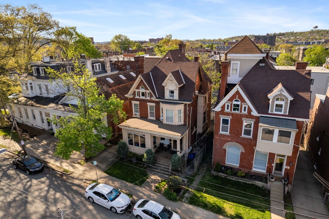 5715 Howe St in Pittsburgh, PA - Building Photo