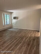 58 Amberly Dr in Englishtown, NJ - Foto de edificio - Building Photo