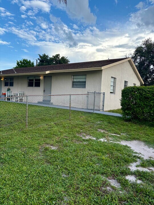 1704 Citation Dr in West Palm Beach, FL - Foto de edificio