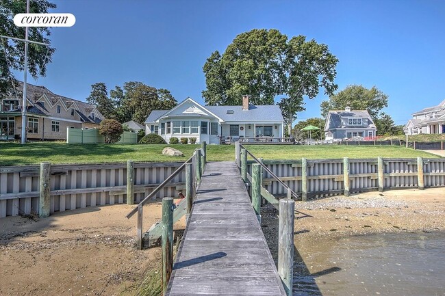 9 Montclair Ave in Shelter Island, NY - Building Photo - Building Photo