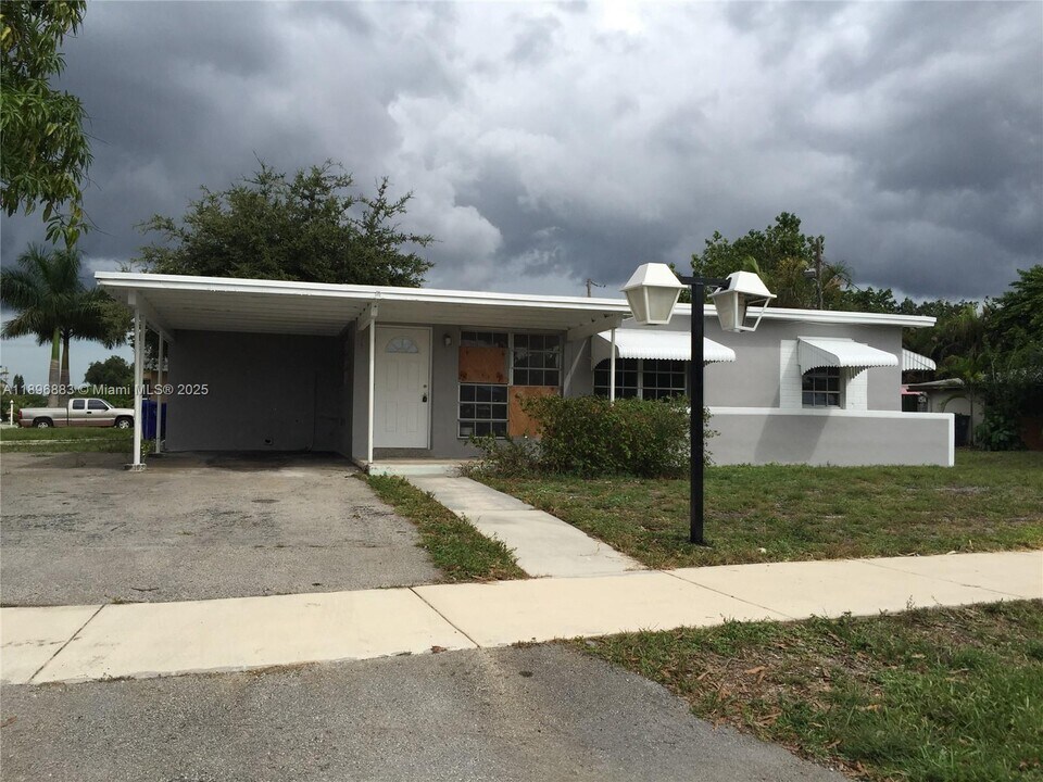 4270 SW 36th St in West Park, FL - Building Photo