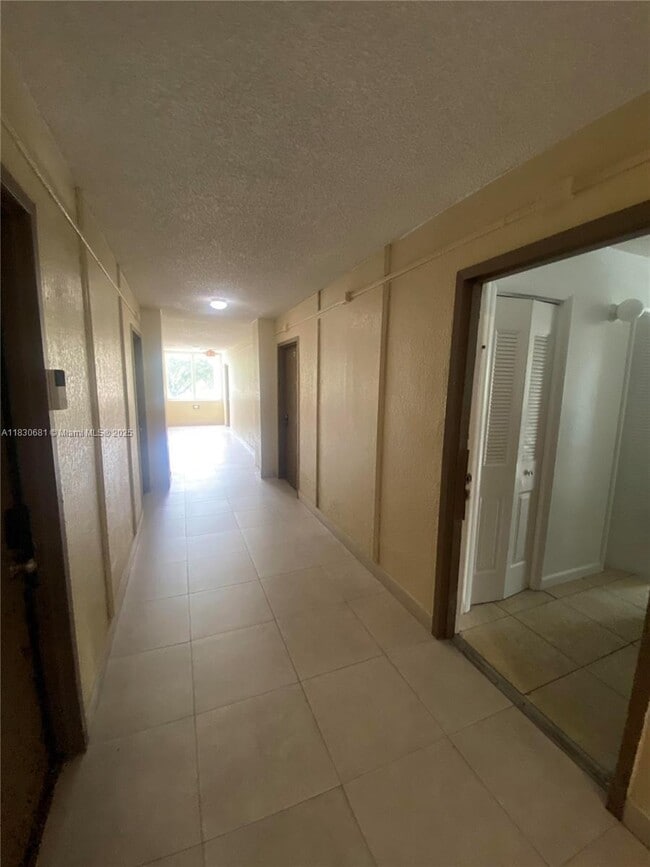 6930 Miami Gardens Dr in Hialeah, FL - Building Photo - Building Photo