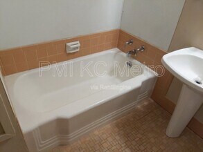 3207 NE 48th Terrace in Kansas City, MO - Building Photo - Building Photo