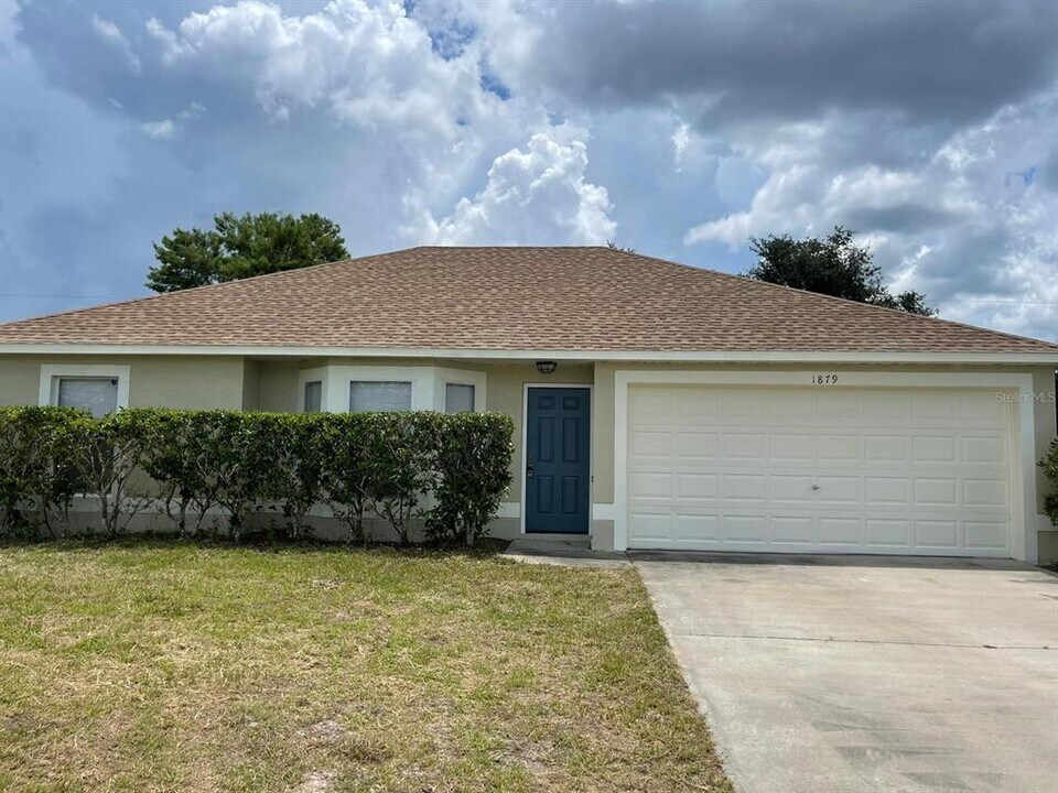 1879 Laredo Dr in Deltona, FL - Building Photo