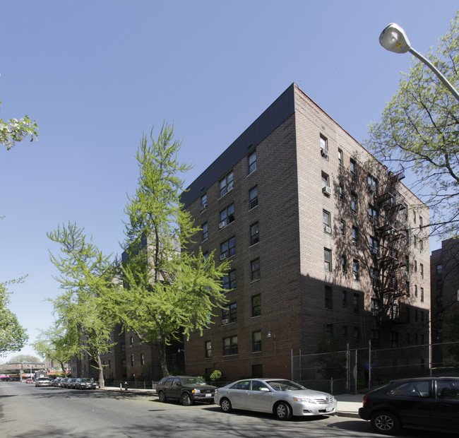 Elmback Complex in Elmhurst, NY - Building Photo - Building Photo