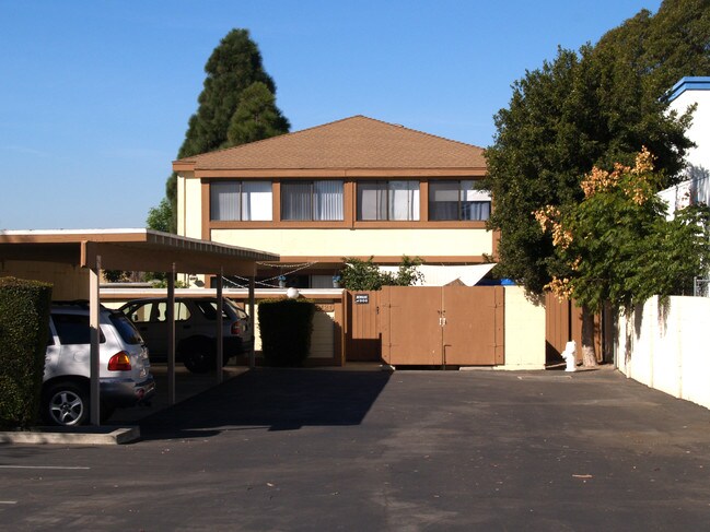 2121 Tustin Ave in Costa Mesa, CA - Building Photo - Building Photo